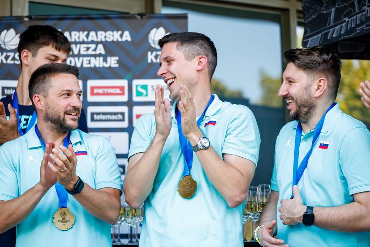Jan Močnik je bil ob selektorju Domnu Zevniku in Juriju Ucmanu del strokovnega štaba slovenske reprezentance U18, ki je osvojila naslov evropskega prvaka. | Foto: Aleš Fevžer