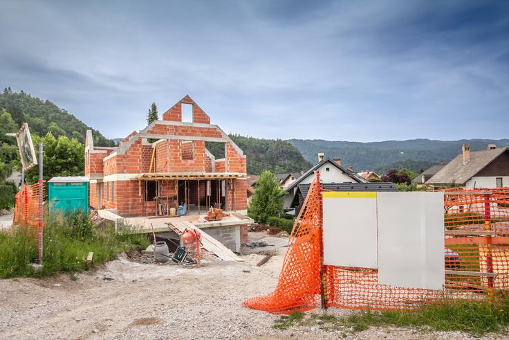 Kupci morajo pri številnih novogradnjah zaključevanje doma organizirati sami. | Foto: Shutterstock