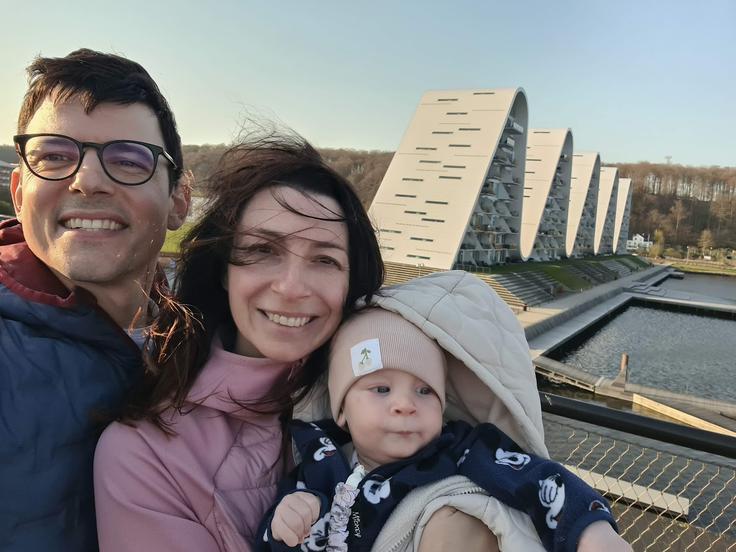 Pred najbolj znamenito stavbo v mestu Vejle, The Wave. Posneto sicer dobro leto po vrnitvi. | Foto: Osebni arhiv