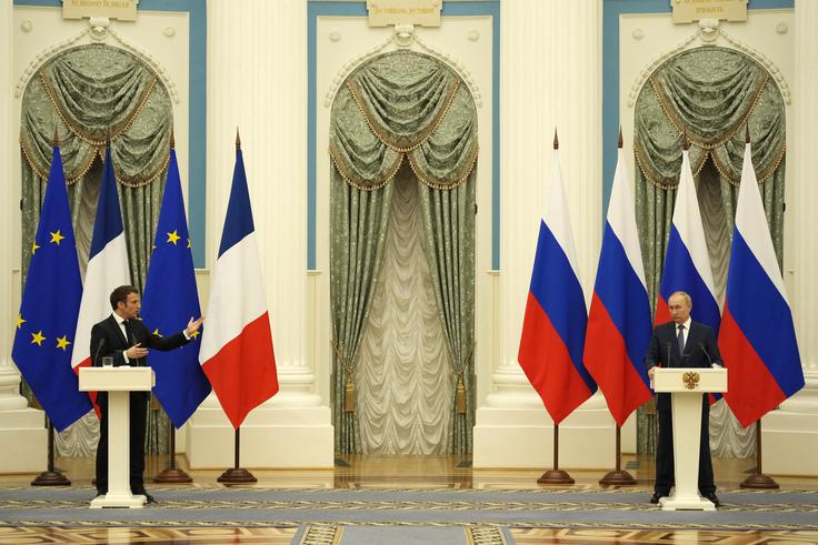 Francoski predsednik Emmanuel Macron februarja 2022, ko je prišel na pogovore z Vladimirjem Putinom, ni hotel opraviti PCR-testa (to je bil še čas pandemije covida-19), ker se je bal, da bi Rusi dobili njegov DNK. S Putinom sta bila zato med srečanjem zelo oddaljena drug od drugega. | Foto: Guliverimage