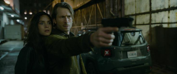 Tudi lažni poklicni morilec mora kdaj potegniti pištolo. Ampak, ali ima dovolj v sebi, da potegne tudi sprožilec? | Foto: Karantanija Cinemas