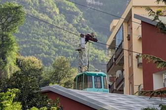 Pri sosedih: v padcu kabinske žičnice umrli štirje ljudje