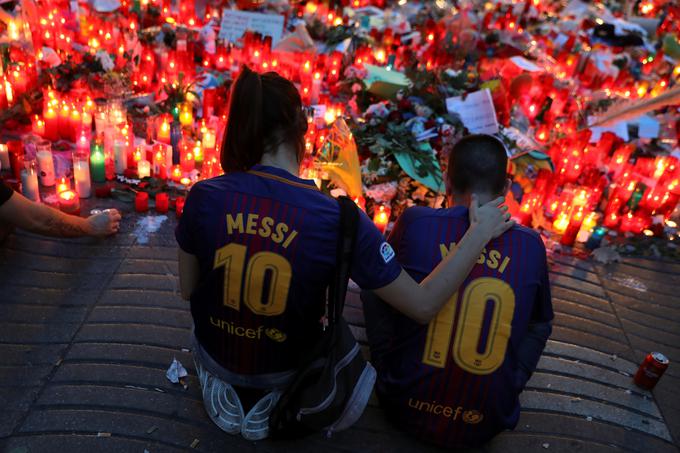 Danes se bo žrtev napadov z minuto molka spomnilo tudi približno sto tisoč ljudi na nogometnem stadionu Camp Nou, kjer bo domača Barcelona odigrala uvodno tekmo sezone. | Foto: Reuters