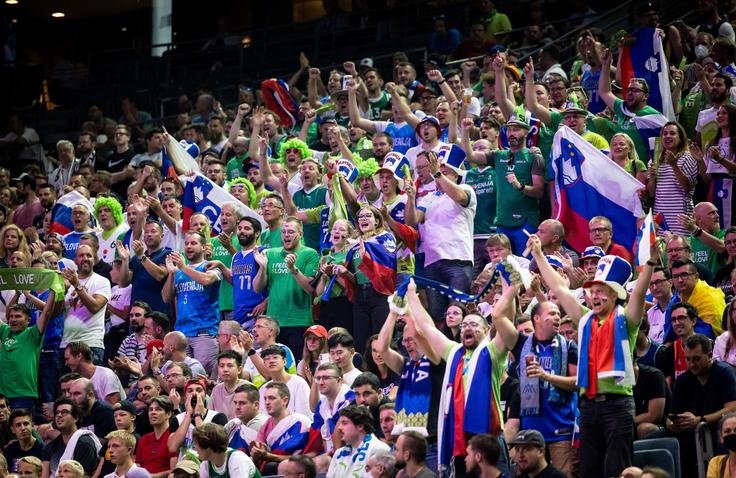 Slovenski navijači so v nedeljo razočarani zapustili areno v Kölnu. | Foto: Vid Ponikvar/Sportida