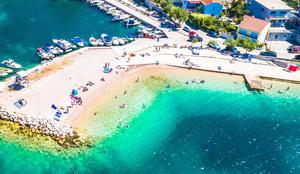 Obiskovalci priljubljene plaže na Hrvaškem v skrbeh: Strašno, to se zgodi vsako leto