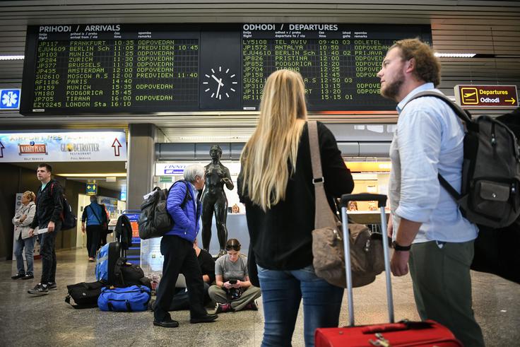 Zaradi odpovedi poletov in sprememb v poletih, ki so posledica težav Adrie Airways, so se v visoki turistični sezoni v stiski znašli tudi domači turistični vodniki. | Foto: STA ,