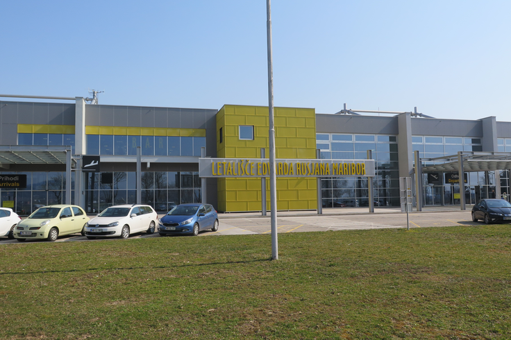 Družba, ki upravlja mariborsko letališče, je v lanskem letu dosegla 876 tisoč evrov čistih prihodkov od prodaje. Od tega je šlo za stroške dela kar 743 tisoč evrov, pod črto pa je ustvarila več kot četrt milijona evrov čiste izgube. | Foto: STA ,