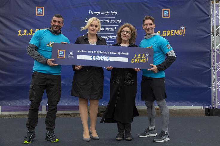 Karmen Ravnikar, vodja marketinga in komunikacij, HOFER, in Anita Ogulin, predsednica Zveze prijateljev mladine Ljubljana Moste-Polje, v družbi ambasadorjev akcije ob predaji donacije. (Foto: Iztok Kurnik) | Foto: 