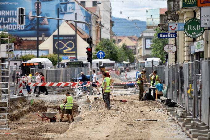 Obnova severnega dela Slovenske ceste po zatrjevanju MOL poteka po terminskem načrtu. | Foto: STA ,