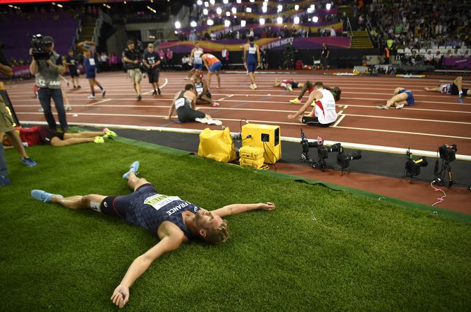 Kevin Mayer po zadnji disciplini, teku na 1500 metrov. Tekmovalci v mnogoboju so po desetih disciplinah v dveh dneh zelo izmučeni. | Foto: Reuters