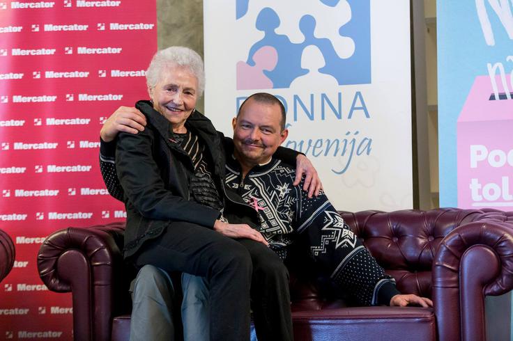 "Mami je ljudem vlivala upanje. Že samo s svojo pojavo," poudarja Polona Strnad. Na fotografiji: Mojca Senčar s sinom Boštjanom januarja letos. | Foto: Europa Donna