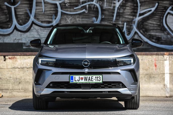 Opel grandland | Nad novim oblikovanjem grandlanda so pri Oplu tako navdušeni, da so sprednjemu delu podelili naziv Vizor. Črna maska povezuje prilagodljiva LED-žarometa in dnevni luči. | Foto Gašper Pirman