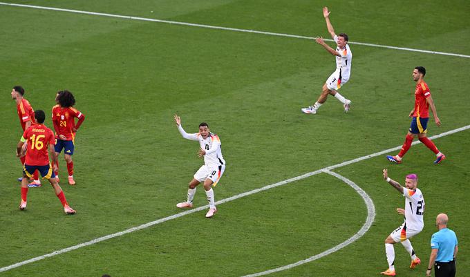 Takratni protesti nemških reprezentantov niso obrodili sadov. Dobra dva meseca pozneje je Uefa ocenila, kako jih je sodnik oškodoval. | Foto: Guliverimage