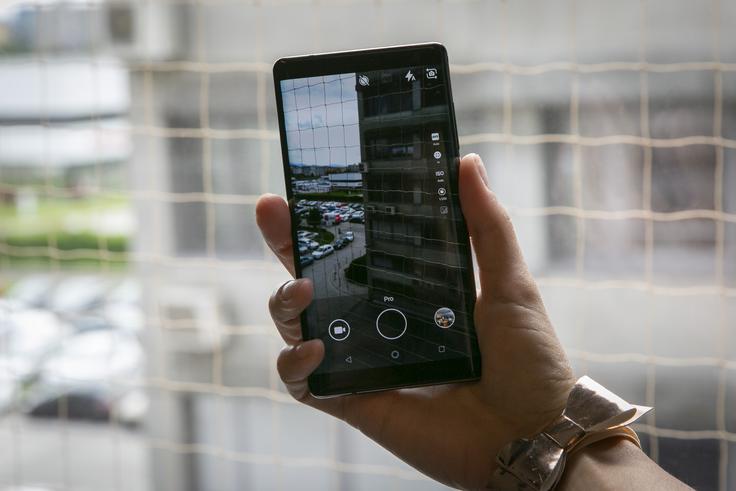 Zaslon OLED, varuje ga steklo Gorila Glass 5, ima diagonalo, ki meri 5,5 palca, kar je 14 centimetrov, in ločljivost 2K (1.440 x 2.560 pik), kar je 537 pik na palec. | Foto: Bojan Puhek
