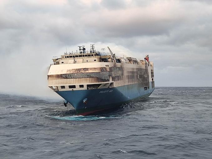 Ladja Felicity Ace je lani potonila z vsemi avtomobili vred. Vzroka za požar jim ni uspelo ugotoviti.  | Foto: Reuters