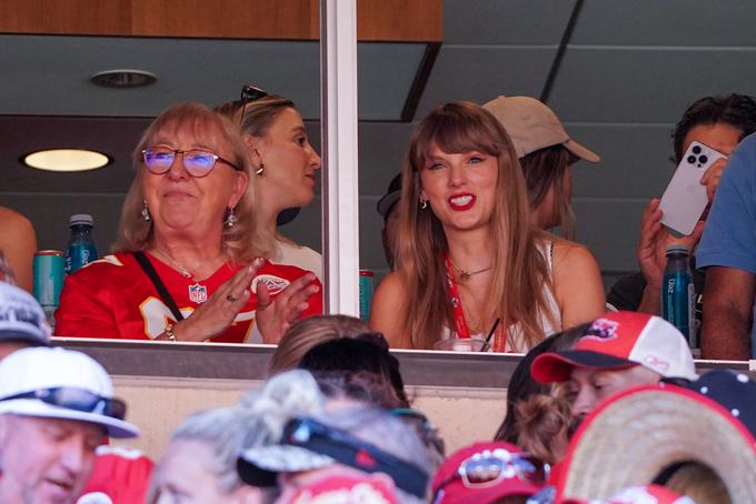 Swiftovo so fotografi opazili v družbi Kelcejeve mame Donne. | Foto: Reuters