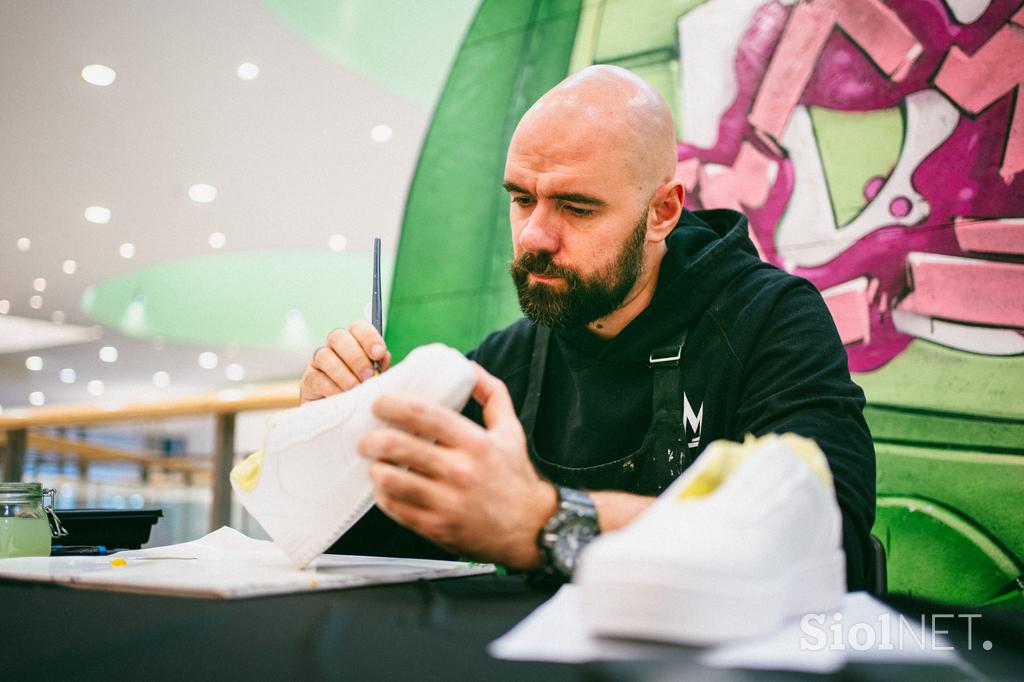 Deichmann, Azram, Beyond the sole