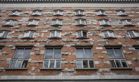 NUK je rdeč zaradi komunistov? O čem tujci razlagajo po Sloveniji.