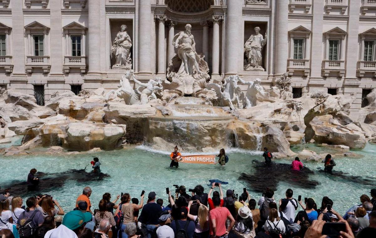 Trevi, podnebni aktivisti | Incident v vodnjaku Trevi je sledil številnim podobnim dejanjem, s katerimi so aktivisti v Italiji v zadnjih tednih opozarjali na podnebno krizo. | Foto Reuters