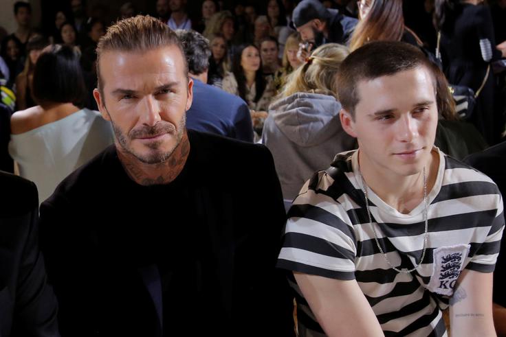 Brooklyn leta 2018 z očetom Davidom na modni reviji mame Victorie | Foto: Guliverimage