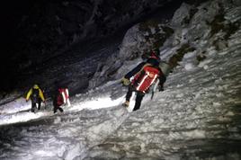 Pestra noč za gorske reševalce: planinci, obuti v športne superge, obtičali v bivaku pod Skuto