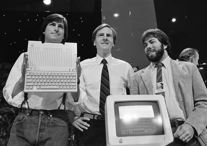 Leto 1984, predstavitev računalnika Apple IIc. Steve Jobs je bil star komaj 29 let in že eden najvplivnejših ljudi v tehnološki sferi. Na fotografiji njemu in Stevu Wozniaku (desno) družbo dela John Sculley (sredina), mož, ki je leta 1985 Jobsa s pomočjo Applove uprave kontroverzno nagnal iz njegovega lastnega podjetja.  | Foto: 