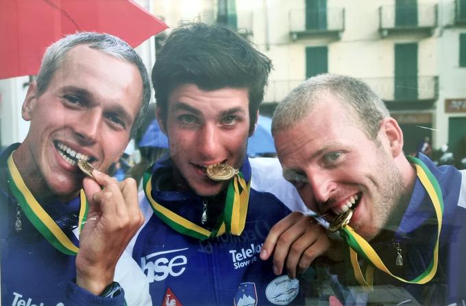 Jernej Korenjak skupaj z Lovrom Lebanom in Nejcem Žnidarčičem, ko so postali svetovni prvaki v ekipni vožnji. | Foto: Kajakaška zveza Slovenije