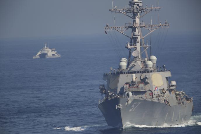 Ameriška in iranska ladja | Iranu vojna v Gazi koristi, saj je za nekaj časa ustavila oblikovanje protiranske koalicije med ZDA in Izraelom ter arabskimi državami. Na fotografiji: ameriška vojaška ladja v Perzijskem zalivu, ki jo v ozadju spremlja iranska vojaška ladja. | Foto Guliverimage