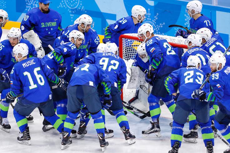 Že na drugih olimpijskih igrah so zaigrali tudi slovenski hokejisti, ki so turnir začeli z zgodovinsko prvo zmago nad ZDA. V nadaljevanju jim je zmanjkalo nekaj sreče, še posebej v spopadu z Norvežani, s katerimi so izgubili boj za uvrstitev v četrtfinale. Pjongčang so tako zapustili s skalpoma ZDA in Slovaške, visokim porazom proti Rusiji in nesrečnim proti Norveški. | Foto: Stanko Gruden, STA