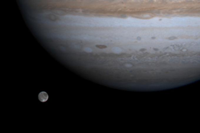 Jupiter ima tudi največjo luno v našem solarnem sistemu, Ganimed (levo spodaj). Znanstveniki verjamejo, da je pod ledeno površino Ganimeda ocean tekoče vode, ki obdaja celotno sredico lune. | Foto: Reuters