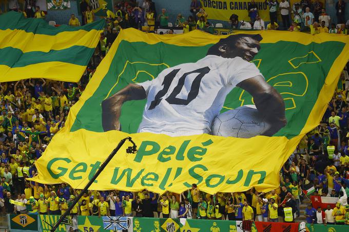 Brazilski navijači so Peleju zaželeli hitro okrevanje in mu posvetili ogromno zastavo v znak podpore na tekmi s Kamerunom. | Foto: Reuters
