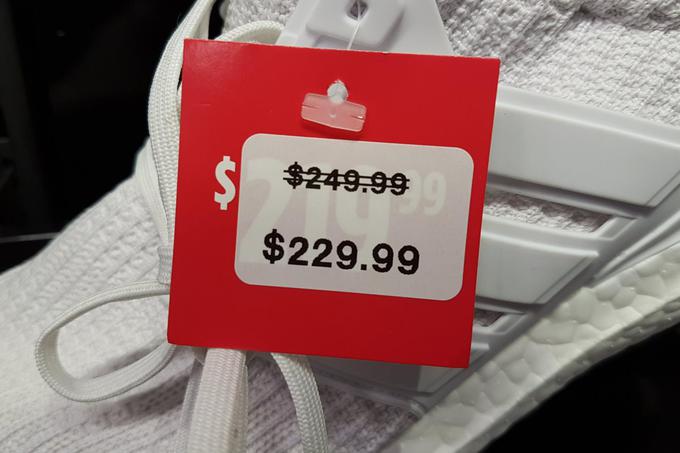 Še en primer navideznega znižanja cen za črni petek v eni od ameriških trgovin s športno opremo. | Foto: Reddit