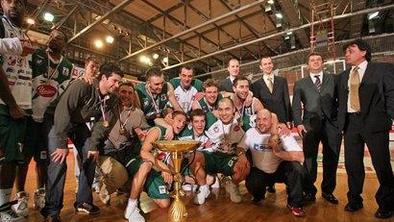 Pokal v rokah Uniona Olimpije