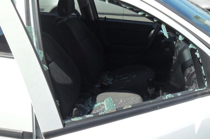 vlom, vozilo, policija, osebni predmeti, Severna Primorska | Policisti vsem priporočajo, da na samozaščitno ravnanje ne pozabijo niti takrat, ko so na dopustu v novem okolju ali v krajih, kjer se giblje in zadržuje veliko ljudi, kot so parkirišča ob rekah ali izhodišča za izlete v gore. | Foto PU Nova Gorica