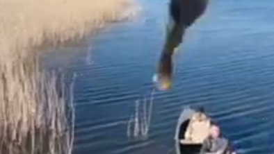 Ukrajinski ribič z ribo zadel ruski dron #video