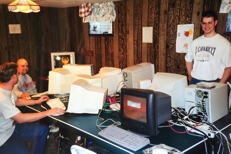 Tako imenovani LAN-party je lokalno druženje ob računalniških igrah, na katerega vsak udeleženec prinese svoj osebni računalnik in vso pripadajočo opremo, praviloma pa se odvija na domu enega od igralcev. Zabave LAN (to je kratica za Local Area Network, kar pomeni lokalno omrežje) so bile še posebej priljubljene v devetdesetih letih prejšnjega stoletja in prvi polovici minulega desetletja. Tale zabava je bila organizirana pred več kot 20 leti, tekmovali pa so v nekdaj izredno priljubljeni igri za več igralcev Quake II. | Foto: Reddit / Brewtooth