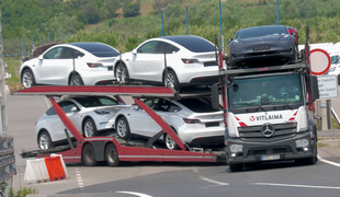 Skoraj pol milijona avtomobilov: Tesla z novim četrtletnim rekordom