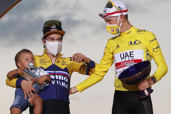 Tadej Pogačar in Primož Roglič | Tadej Pogačar je skočil na sam vrh lestvice najboljših kolesarjev. | Foto Reuters