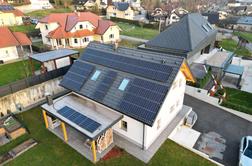 Koliko lahko prihrani slovensko gospodinjstvo s sončno elektrarno in baterijo?