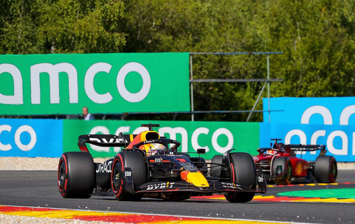 VN Belgije Verstappen Leclerc Red Bull Ferrari | Ko je Verstappen odvrgel folijo z vizirja, se je ta zataknila v Leclerceve zavore. | Foto Reuters