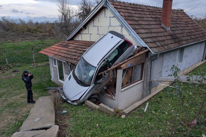 nesreča, avtomobil, Srbija avto na strehi | Voznika so preventivno odpeljali v bolnišnico v Ćupriji, je še poročal Telegraf.  | Foto X/@SasaSim52282348