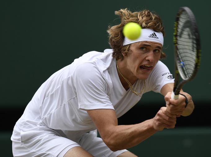 Aleksander Zverev meni, da bo verjetno prav Federer tisti, ki bi lahko v Wimbledonu dvignil veliki pokal | Foto: Reuters