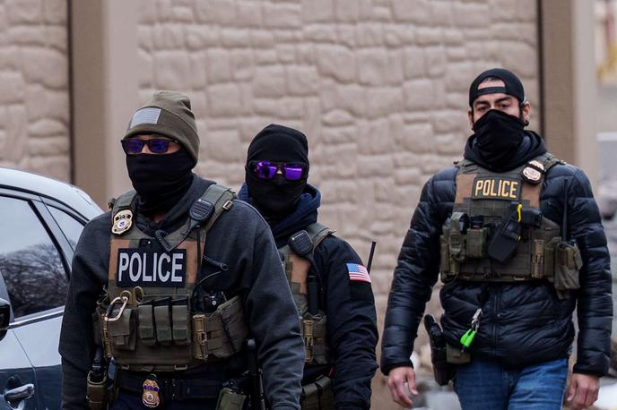 ICE | Eden od povodov za nastanek spletne strani ICE List je bilo dejstvo, da agenti ICE zelo pogosto nosijo maske, ki prekrivajo njihove obraze in s tem zakrivajo njihovo identiteto, obenem pa se ob pozivih državljanov ZDA med postopki pogosto ne želijo identificirati.  | Foto Guliverimage