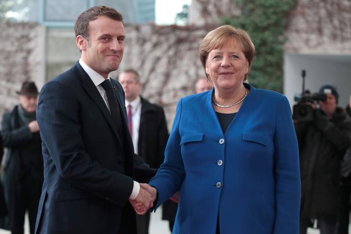 Emmanuel Macron in Angela Merkel | Emmanuel Macron je bil kritičen do Angele Merkel, ker se ni odzvala na predlagane reforme EU. | Foto Reuters