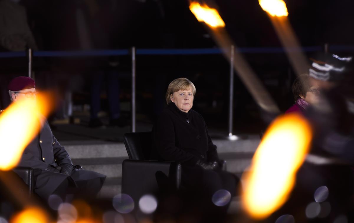 Angela Merkel | Je želela Merklova, protestanka z vzhoda Nemčije, ki je postala predsednica stranke porenskih katoličanov (takšne so korenine CDU), s svojo izbiro pesmi povezati Nemce, tako tiste z zahoda kot tiste z vzhoda države, tako da je izbrala eno pesem, ki je del zgodovine Zahodne Nemčije, in eno pesem, ki je del zgodovine Vzhodne Nemčije? Je le naključje, da je tretja izbrana pesem nemška verska pesem, ki jo prepevajo v cerkvah tako nemški katoličani kot nemški protestanti? | Foto Guliverimage