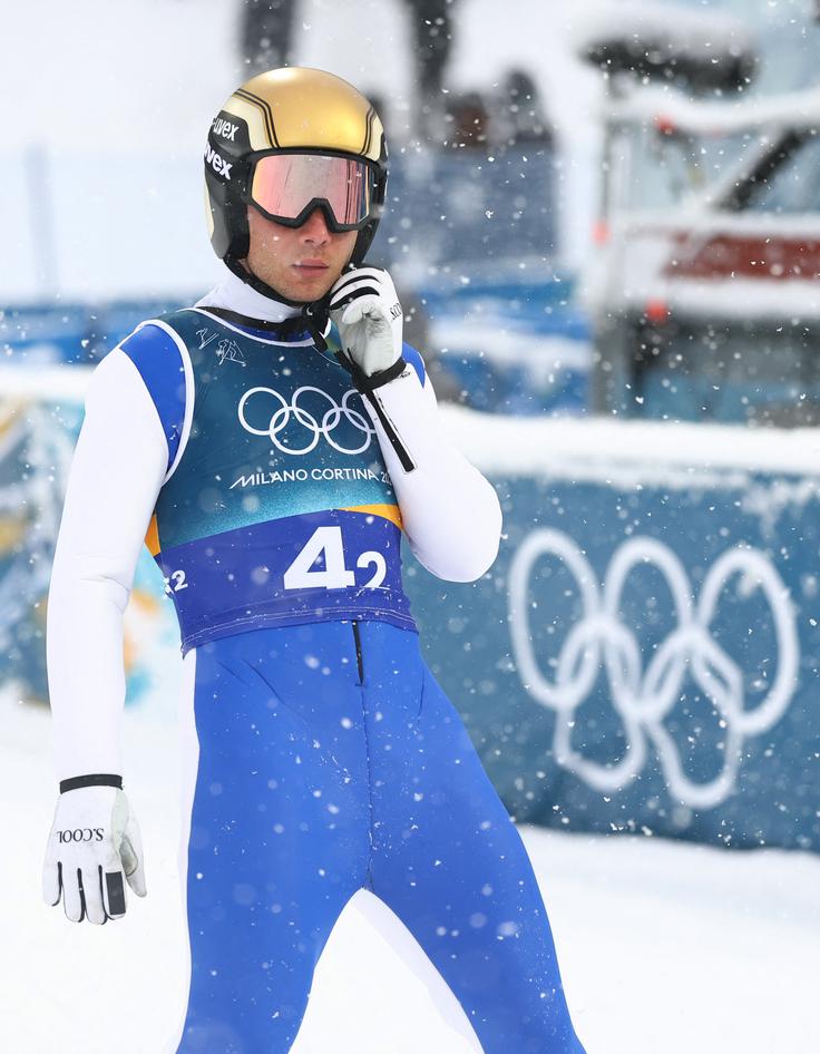 Vid Vrhovnik in tekmeci so skakali v sneženju. | Foto: Reuters