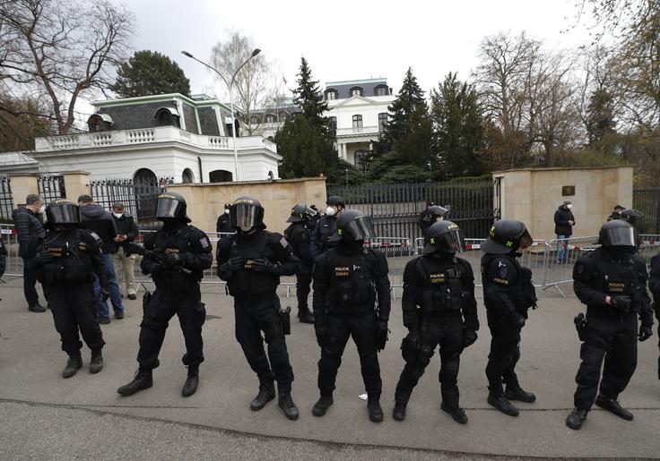 Pred ruskim veleposlaništvom v Pragi protesti zaradi ruske politike niso nekaj nenavadnega. Na fotografiji iz 18. aprila 2018 vidimo pripadnike češke policije, ki varujejo veleposlaništvo pred protestniki. Napetost med državama je takrat povzročila domnevna vpletenost Rusije v napad na češko skladišče orožja. V eksploziji sta umrla dva človeka. | Foto: Guliverimage