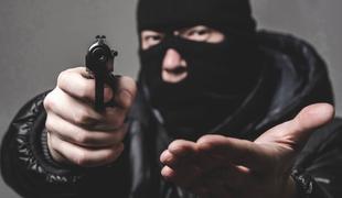 Oboroženega roparja banke v Ljubljani ustavil neoborožen policist