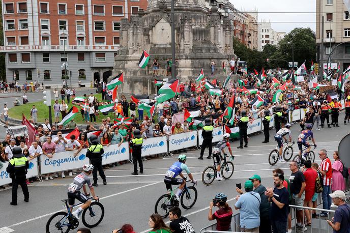 protest Vuelta | Propalestinski protesti še naprej krojijo dogajanje na Dirki po Španji. | Foto Reuters