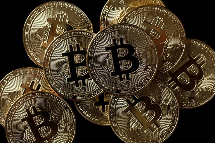 Na nekaterih spletnih forumih so se že pojavila ugibanja, da je Oldenburg z oznanilom o prodaji vseh svojih bitcoinov celo posredno vplival na nedavni zelo konkreten upad cene bitcoina, ki je med nedeljo in sredo začasno izgubil skoraj 25 odstotkov vrednosti, zdaj pa si je spet malce opomogel. Skupna vrednost vseh bitcoinov v obtoku je trenutno še vedno blizu 300 milijard dolarjev. | Foto: Reuters